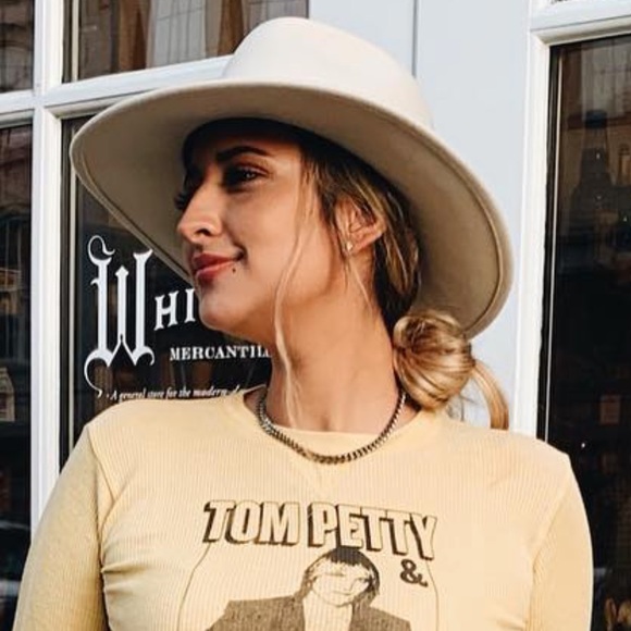 Meet your Posher, Cassandra - Picture 1 of 1